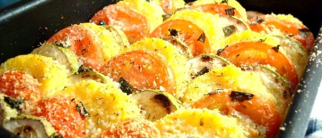 Овощи, запеченные с полентой