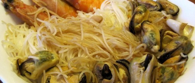 Рисовая лапша с креветками и мидиями