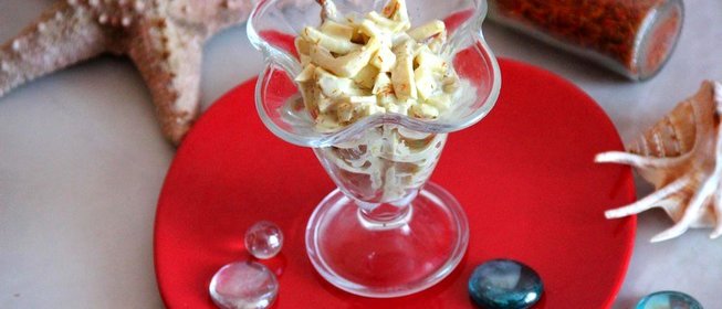 Салат с кальмарами и яйцами
