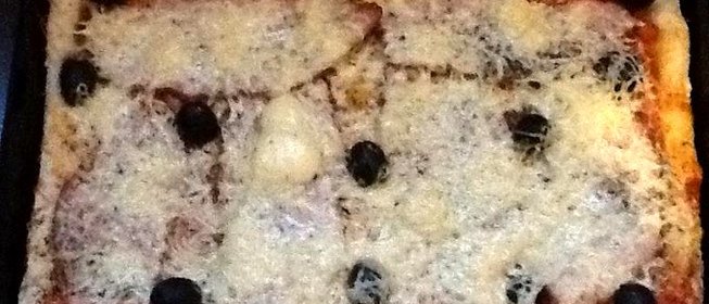 Пицца на тонком тесте с оливками