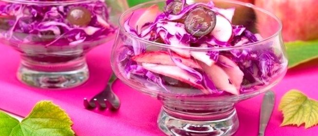 Витаминный салат с краснокочанной капустой, виноградом и яблоком
