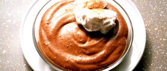 Шоколадный пудинг со взбитыми кофейными сливками