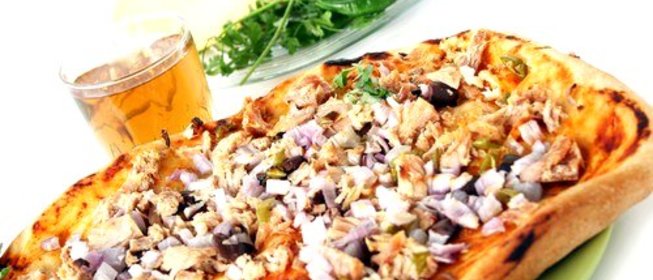 Пицца с жареной щукой и копченой мойвой