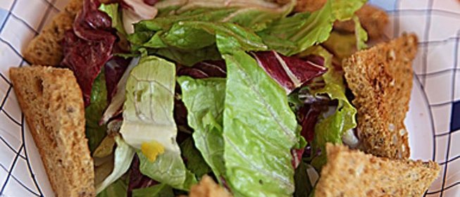 Салат с куриной печенью и малиновым вареньем