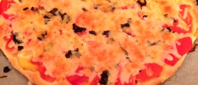 Пицца «Маргарита» с тертым сыром моцарелла на готовом тесте