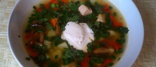 Куриный суп с грибами, красным перцем и кукурузой