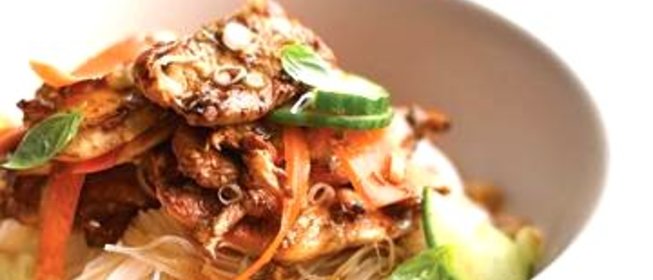 Салат с курицей и рисовой лапшой