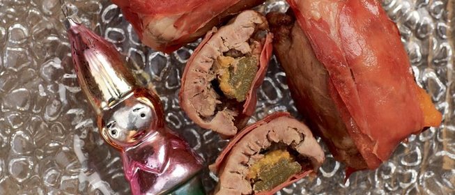 Рождественская закуска из фаршированных бедрышек цесарки