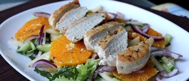 Салат с курицей и рукколой