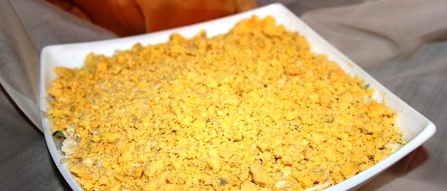 Слоеный салат с куриным филе и огурцом