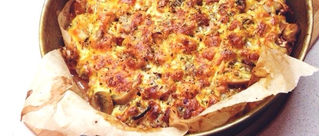 «Пицца» на тесте из куриного филе с помидорами и консервированными грибами