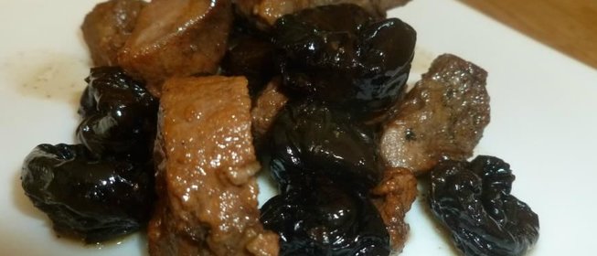 Баранина с черносливом в чайном соусе