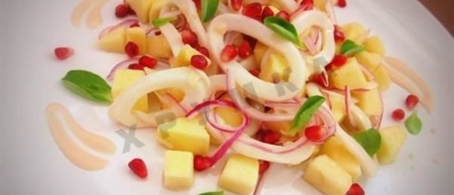 Салат с кальмарами и яблоками под йогуртовым соусом