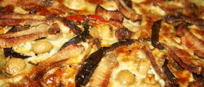 Пицца на сером тесте