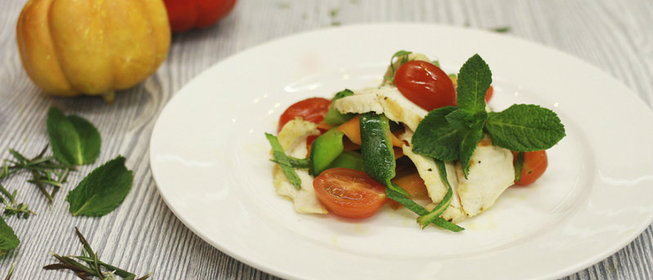 Теплый салат с курицей, цукини, морковью и помидорами черри