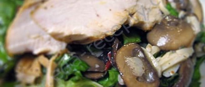 Грибной салат с куриной грудкой и перепелиными яйцами