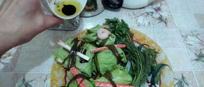 Голубцы с креветками в листьях салата и морской капусте
