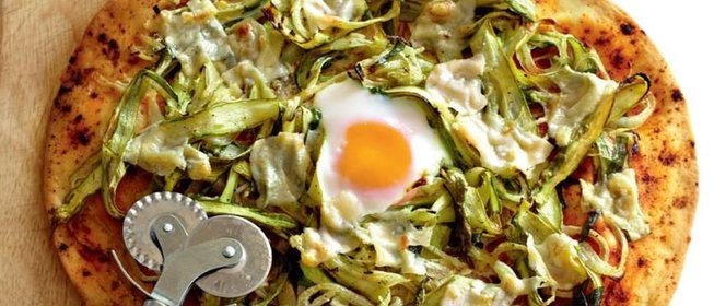 Пицца со спаржей, пармезаном и яйцом