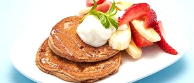 Блины из спельтовой муки со свежими фруктами и натуральным йогуртом