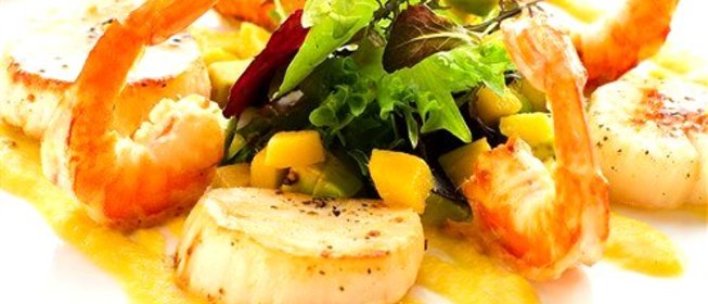 Креветки на гриле в ямайских специях с сальсой из манго, авокадо и лука на гриле