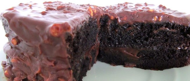 Шоколадный торт с орешками и какао