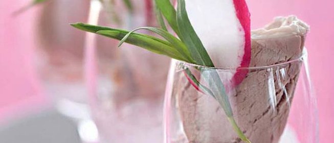 Холодная свинина с заправкой из редиса