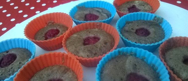 Кексы с какао и малиной на пару