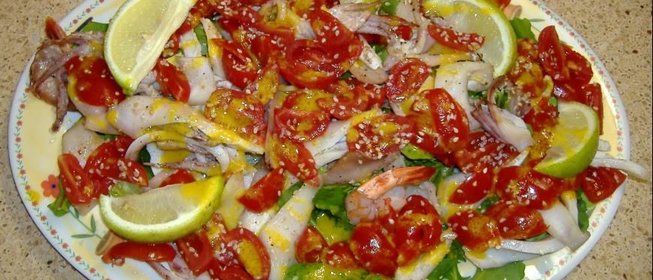 Легкий салат с кальмарами, креветками и помидорами черри