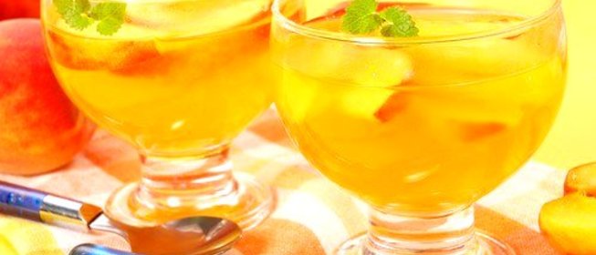 Персики в желе из шампанского и базилика