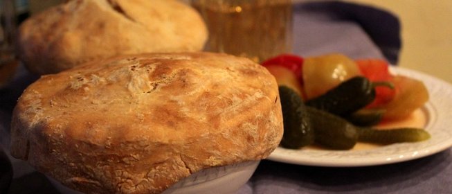 Пельмени в соусе из белых грибов под хлебной шапкой