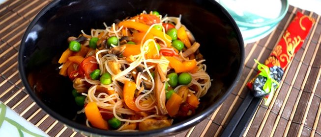 Рисовая лапша с овощами и соусом терияки