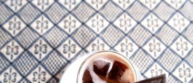 Холодный турецкий кофе с молоком и кардамоном