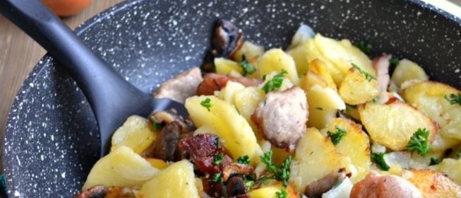 Картофель жареный с мясом и грибами