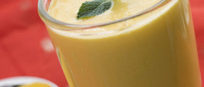 Смузи из манго с имбирем и клубникой