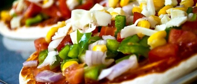 Пицца с кукурузой и колбасой