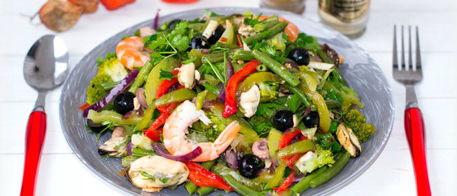 Салат с овощами и морским коктейлем