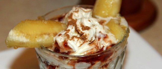 Жаренные бананы со сливками и малиновым вареньем