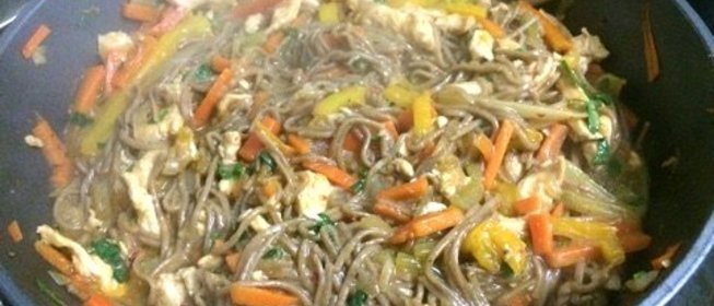 Гречневая лапша с овощами, курицей и зеленью