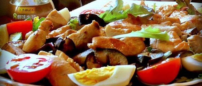 Салат из курицы и овощей