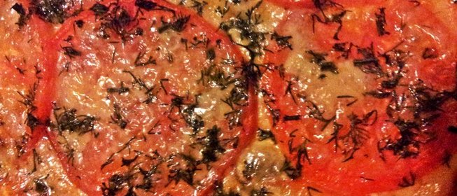 Пицца с шампиньонами, помидорами и укропом