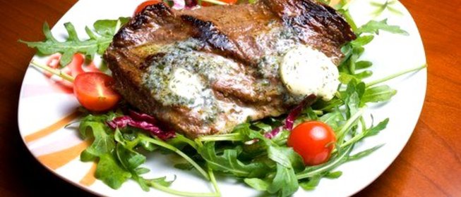 Говядина с маслом из пармезана, бальзамической глазурью на подушке из рукколы