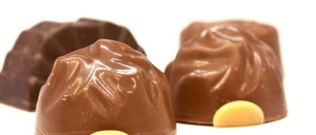 Шоколадные конфеты с начинкой из арахисового крема