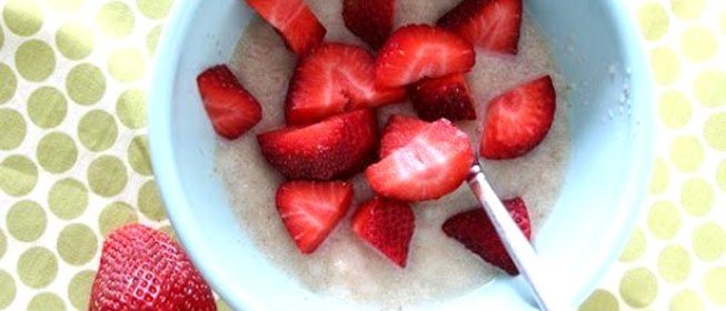 Кокосовая манная каша с клубникой