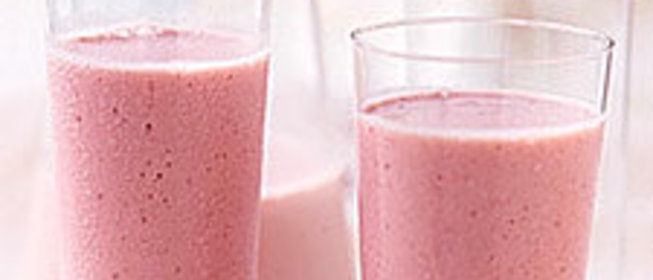 Бананово-клубничный смузи на завтрак