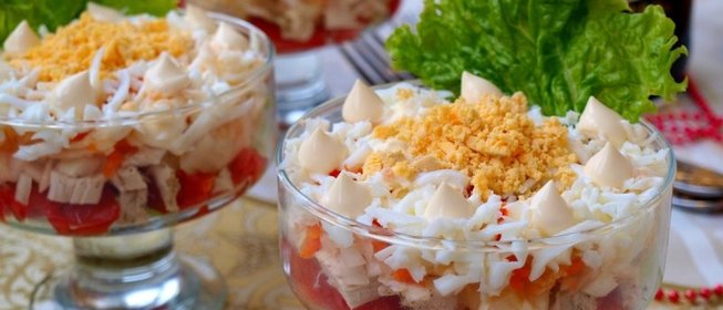 Салат с курицей, помидорами, яблоком и морковью