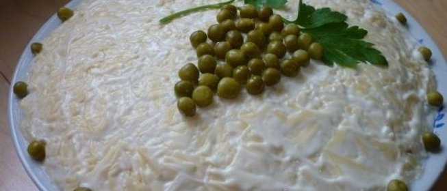 Салат с горбушей и сыром
