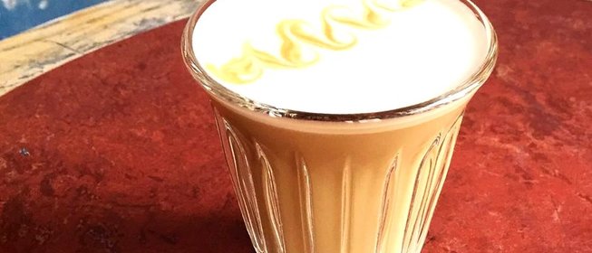 Кофе с молоком, гречишным медом и ванильной солью