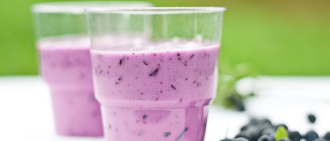 Молочный коктейль с черной смородиной