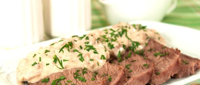 Говядина, запеченная в рукаве, с грибным соусом