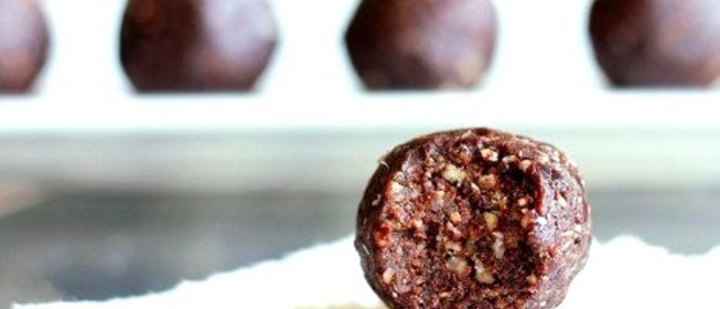 Шарики из фиников с какао-бобами